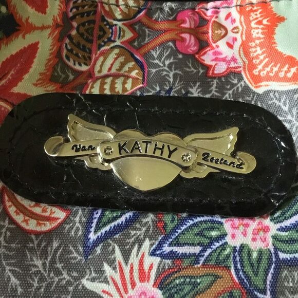 Kathy Van Zeeland Floral Patterned Women's Overnight Bag - Picture 4 of 14